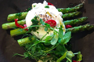 Asperges grillées et œuf poché sur toast