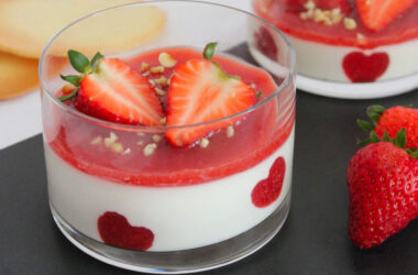 Voici une délicieuse panna cotta au yaourt à la vanille avec rhubarbe et fraises rôties