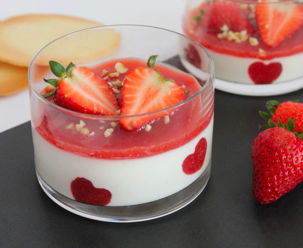 Voici une délicieuse Panna cotta au yaourt à la vanille avec rhubarbe