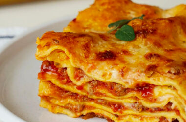 Des lasagnes faciles à faire et prêtes à cuire au four avec sa sauce béchamel