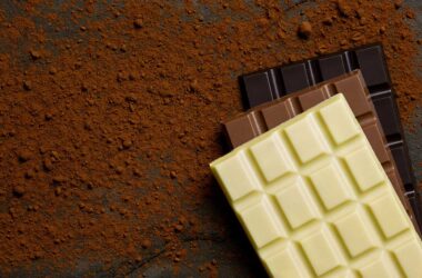 Qui est le plus calorique entre le chocolat noir, blanc et le chocolat au lait ? Découvrez quel chocolat est meilleur plus la santé !
