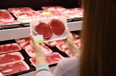 Le tampon absorbant au fond des barquettes de viande emballée est essentiel, mais savez-vous pourquoi ?